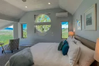 Unobstructed Views and Spacious Living - Serene Mountaintop Retreat