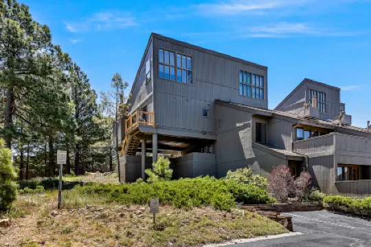 Vaulted Ceilings and Private Deck with BBQ - Charming Oasis