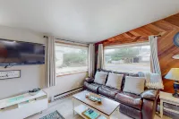 Peaceful vacation beach home with plenty of space, both indoors and outdoors Hotels in Grayland