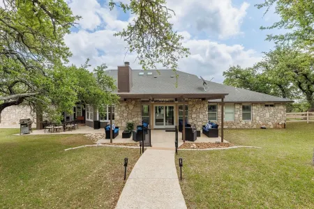 Hill Country Retreat - Pool, Spa, 55 Acres -Only 4 Miles to Downtown Dripping! Отели рядом с достопримечательностью «Ian's Chapel at Camp Lucy»