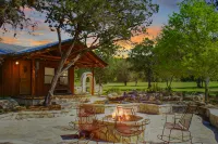 Charming Cabin with Hot Tub and Waterfalls - Serene Country Retreat Hotels in Wimberley