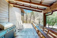 Lovely riverfront cabin in secluded setting w/ private hot tub, deck, & firepit Hôtels à : Comte de Fannin