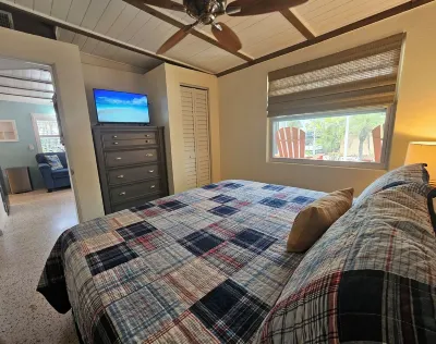 Heated Pool, Bikes, Kayaks, Sups, Outdoor Tiki Bar with TV Corn Hole Court