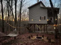 Serenity Escape Treehouse and Fire Pit - Charming Nature Retreat Hotels in DeKalb County