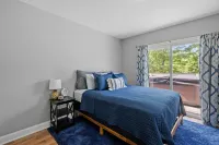 Renovated Alexandria NH jacuzzi house~firepit! gameroom! dog friendly! fenced