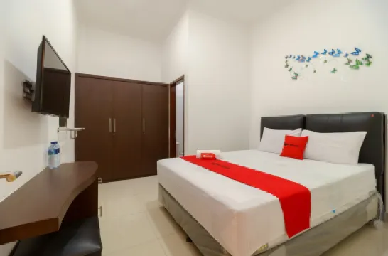 RedDoorz Near Kejaksan Station Cirebon 2 Hotels in Kejaksan