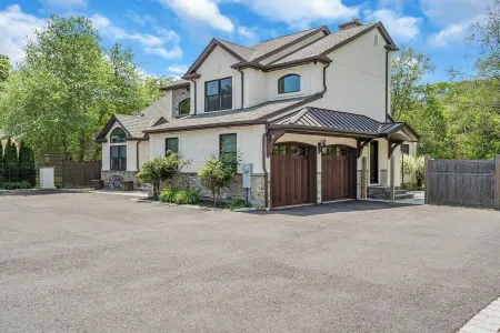 Estate Retreat in Toms River on Serene Brook with Private Island Отели рядом с достопримечательностью «Библиотека Оушен»