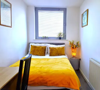 2 Bedroom Central Flat with Parking Hotels in 