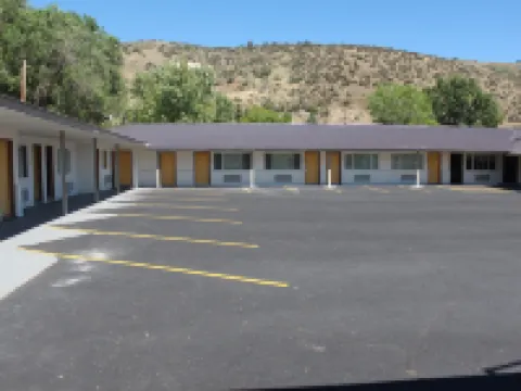 Oregon Trail Inn and Suites Hotels in Lakeview