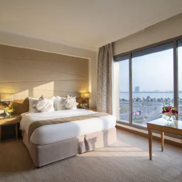 Golden Tulip Dammam Corniche Hotel Hôtels à proximité de : Centre commercial Al Shatea Mall