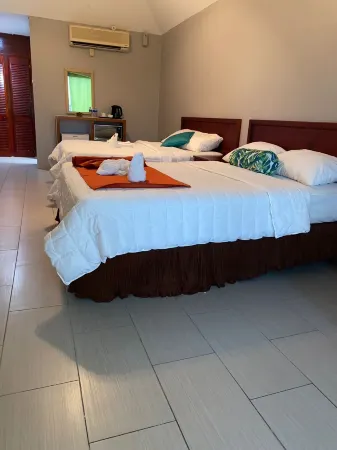 West Palm Hotel Отели в г. La Retraite