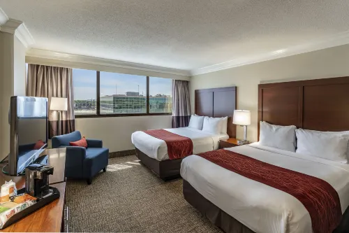 Comfort Inn & Suites at Copeland Tower - Parkplatz