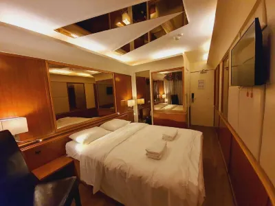 Rembrandtplein Hotel Hotels near Waterlooplein