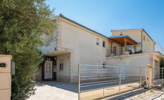 Sunshine Holiday Home