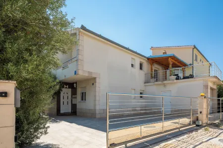 Sunshine Holiday Home