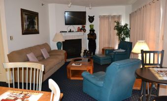 City View 410 3Bd Condo with Private Balcony by RedAwning