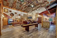 Oakridge Ranch: Pool + Hot-tub, Pickleball Court, Whiskey & Wine Room! فنادق في Blanco County