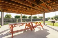 Palace Inn Baytown @ TX-330 Spur & Rollingbrook