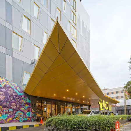 Yello Hotel Manggarai Отели рядом с достопримечательностью «Торговый центр Epicentrum Walk»