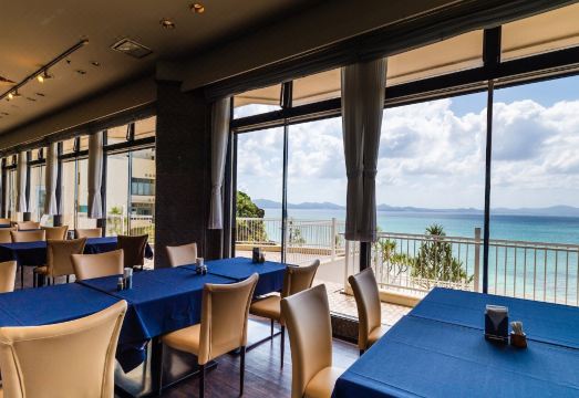 호텔 리조넥스 나고의 오션뷰 및 레스토랑
