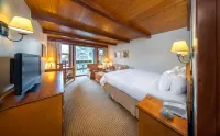 Post Hotel & Spa Hotels near Moraine Lake