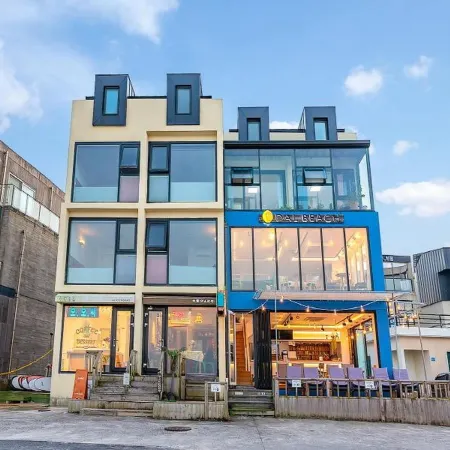 Jeju Dalbeach Pension Отели рядом с достопримечательностью «Пляж Вольчжон»