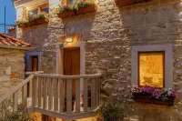 Stone House Luxury Rooms Hotel a 