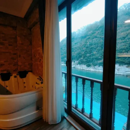 Hill River Hotel