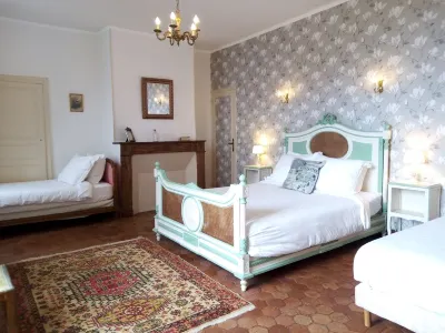 Château Latour Hotel a Luzy