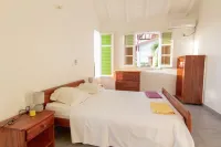 Au Jardin Debeauséjour: Gîtes, Studios ou Chambres d'hôtes au calme avec piscine proche plage à Marie-Galante en Guadeloupe Hôtels à : Grand-Bourg