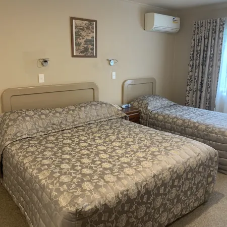 ASURE Camelot Arms Motor Lodge Отели рядом с достопримечательностью «Тематический парк Конец Радуги»