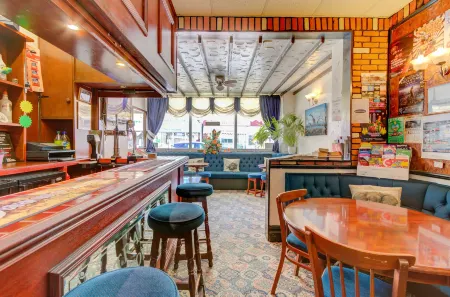 The Strathdon Отели рядом с достопримечательностью «Solaris Centre»