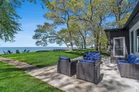 Lakefront 3-bedroom cottage on Sand Point with AC, WiFi, King bed, Firepit
