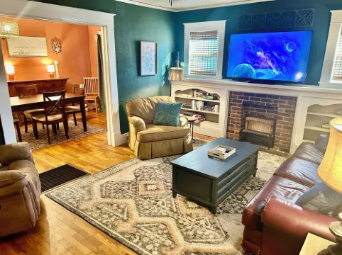 Charming 3-bedroom bungalow in delightful Fort Smith with WiFi, AC