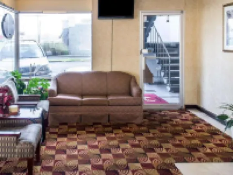 Economy Inn & Suites Hotels in Warren