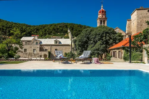 Puteus Palace Brac