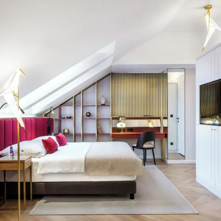 Golden Queen Hotel