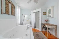 The Gables of Rhinebeck - Hot Tub