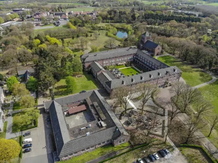 Fletcher Kloosterhotel Willibrordhaeghe Отели в г. Overloon