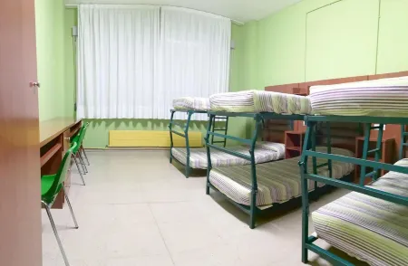 Residencia Albergue Jaca Отели рядом с достопримечательностью «Собор Хаки»