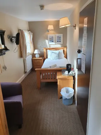 Halfway House Inn Отели в г. Косанд