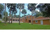 Guest House with pool, boat parking