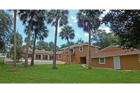 Guest House with pool, boat parking