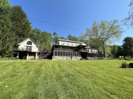 Cozy little cabin with creek access.  Great for fishing or tubing! Отели рядом с достопримечательностью «ПФБК Гринвуд Аксесс»
