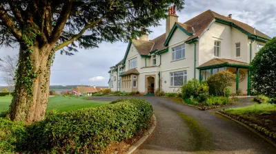 Cedar House Hotels near Cleeve Abbey