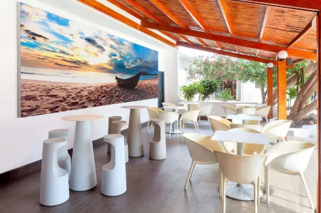 Aguamar Apartamentos, Los Cristianos Downtown Отели рядом с достопримечательностью «Плайя де лос Кристьянос»