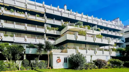 Penthouse Triplex Com Jacuzzi T3 HSR Vilamarina Отели рядом с достопримечательностью «Praia da Quarteira»