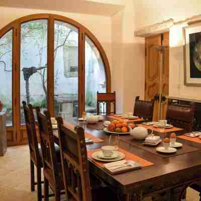 Chambre d'Art Dining/Meeting Rooms