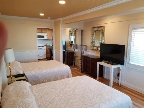 Vineyard Harbor Motel - Private Beach