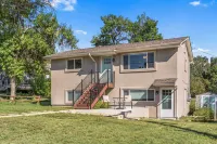 Mountain Views, Modern Comfort: Your Cozy Getaway in Colorado Springs